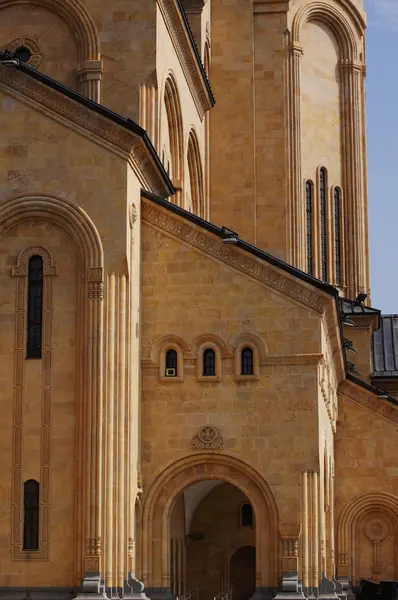 La catedral ortodoxa más grande de la región del Cáucaso - Santa Trinidad — Foto de Stock