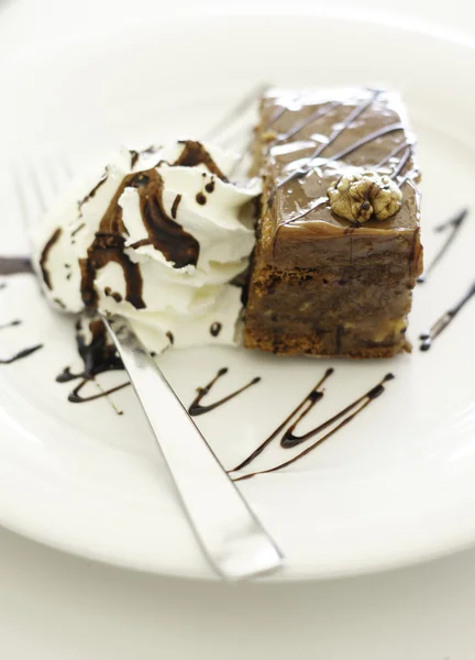 Chocolate brownie with vanilla ice-cream and chocolate sauce — Stock Photo, Image