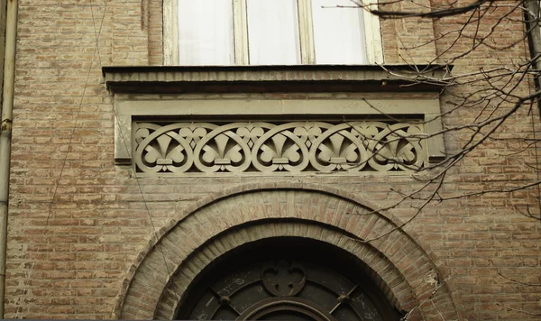 Art-Nouveau decoração fachada em ferro forjado na cidade velha de Tbilisi — Fotografia de Stock