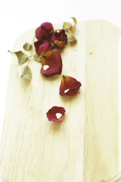 Rood roze bloemblaadjes en harten — Stockfoto