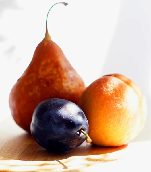 Höstens frukter: plommon, persikor och päron — Stockfoto