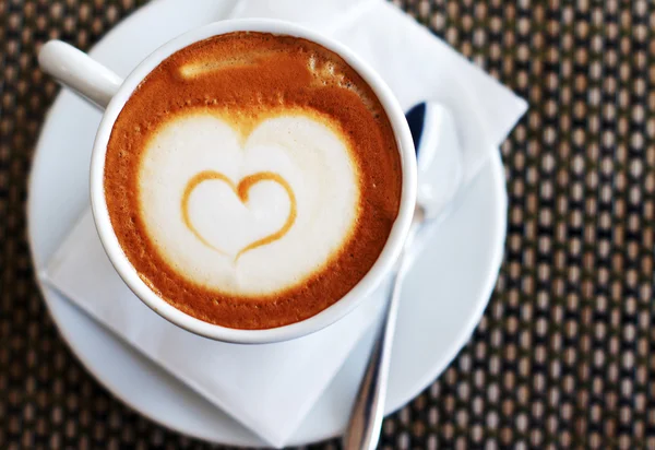 Taza de capuchino con corazón — Foto de Stock