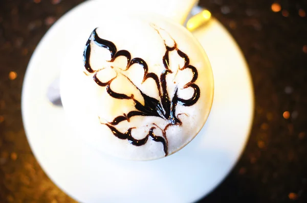 Tasse Cappuccino mit Herz — Stockfoto