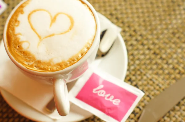 Egy csésze cappuccino szívvel — Stock Fotó