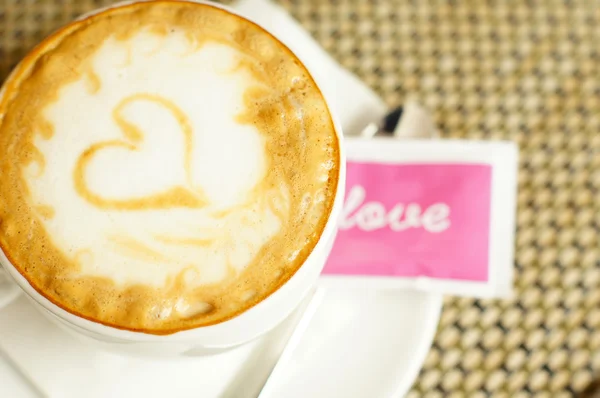 Copo de cappuccino com coração — Fotografia de Stock