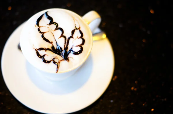 Tasse de cappuccino avec coeur — Photo