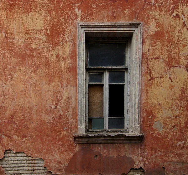 Stare czerwone ściany z oknem — Zdjęcie stockowe