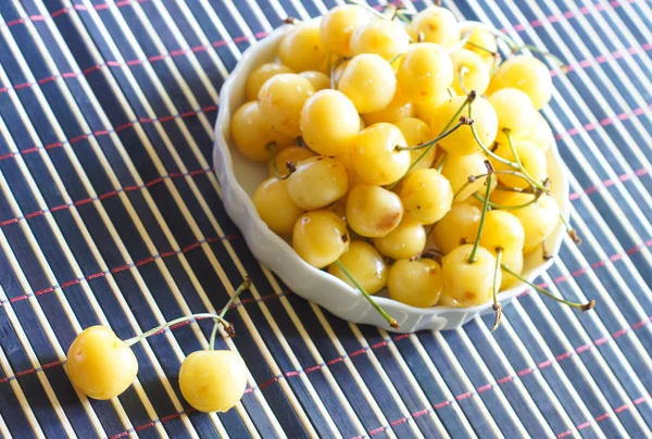 Желтые сладкие вишни — стоковое фото