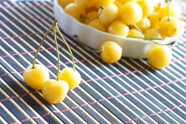 Желтые сладкие вишни — стоковое фото