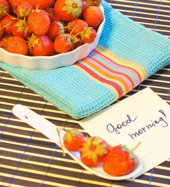 Strawberrieson de tabel — Stockfoto