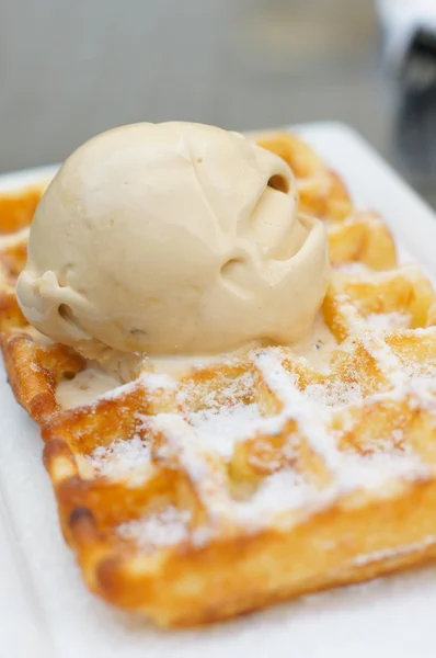 Französische Waffel mit Eis — Stockfoto