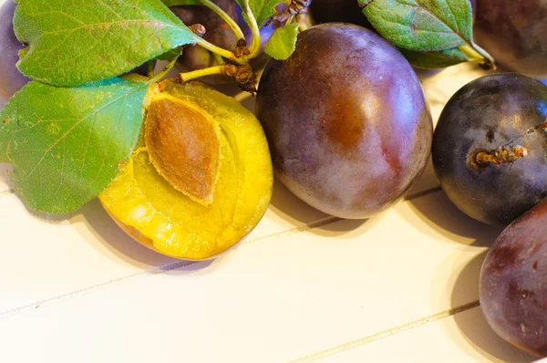 Fresh plums — Stock Photo, Image