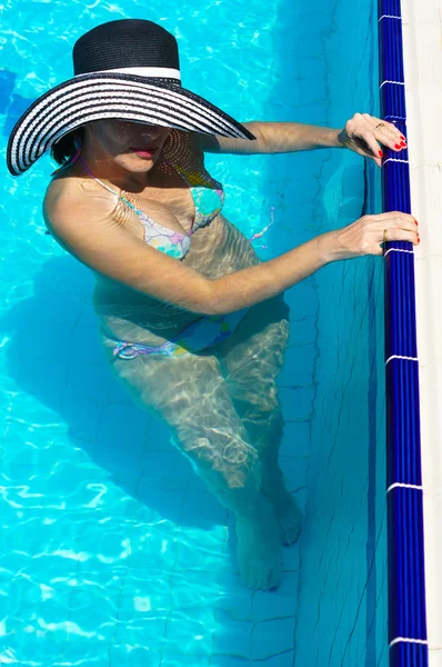 Kvinna i en pool — Stockfoto