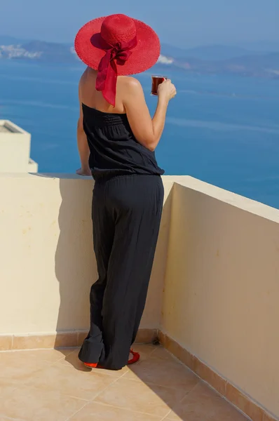 Retrato de mulher em um chapéu de palha — Fotografia de Stock