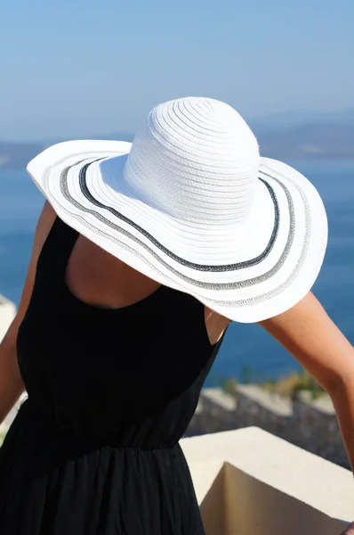 Portrait of woman in a straw hat — ストック写真