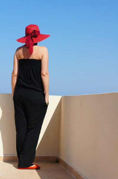 Portrait of woman in a straw hat — Stock fotografie