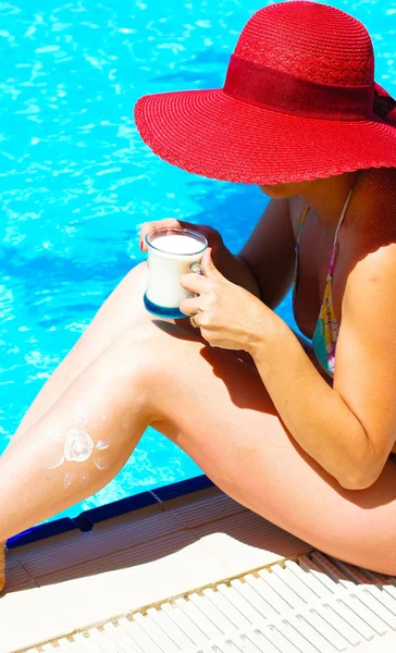 Woman at a pool — Stock Photo, Image