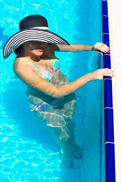 Mujer en una piscina — Foto de Stock