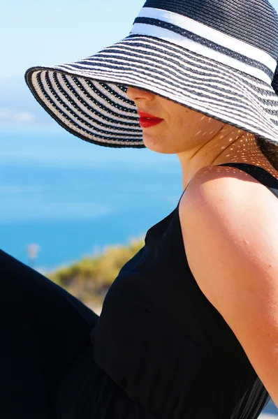 Portrait of woman in a straw hat — Stockfoto