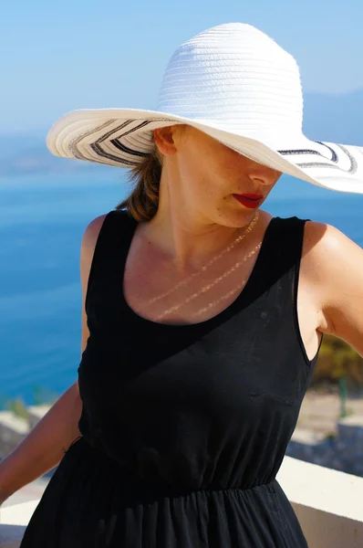 Portrait of woman in a straw hat — Stock Photo, Image