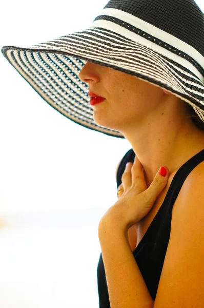 Portret van een vrouw in een stro hoed — Stockfoto