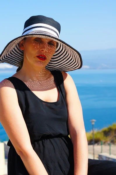 Portrait of woman in a straw hat — Stock fotografie