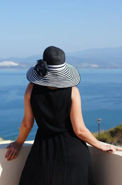 Portrait of woman in a straw hat — Stock Photo, Image