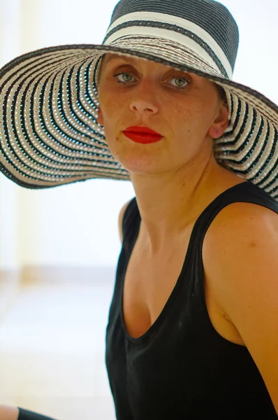 Vrouw in een stro hoed — Stockfoto