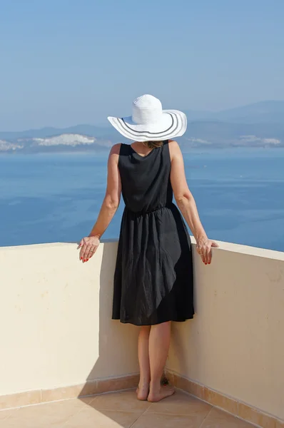 Portrait of woman in a straw hat — Stock fotografie