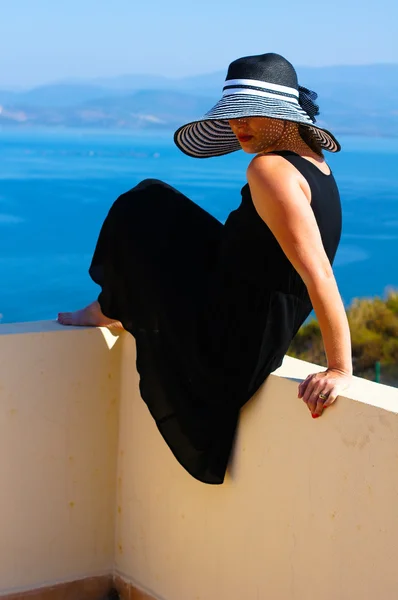 Portret van een vrouw in een stro hoed — Stockfoto