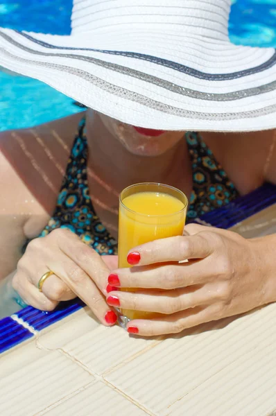 Donna in piscina — Foto Stock