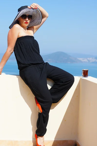 Portrait of woman in a straw hat — Stock Photo, Image