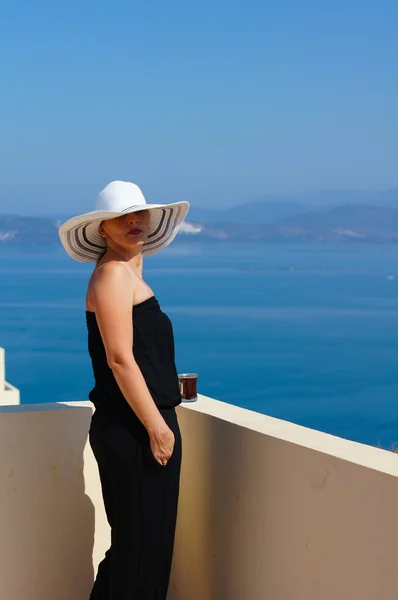 Retrato de mulher em um chapéu de palha — Fotografia de Stock