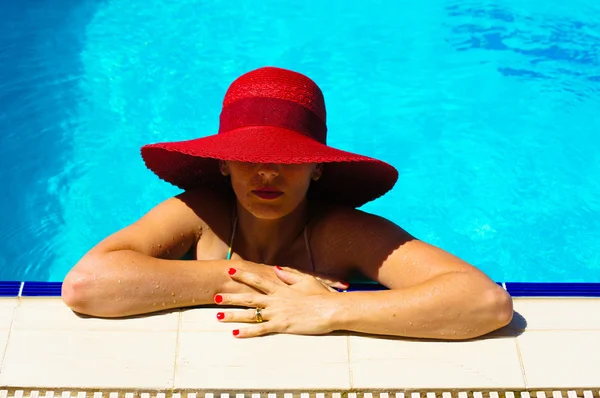 Kvinna i en pool — Stockfoto