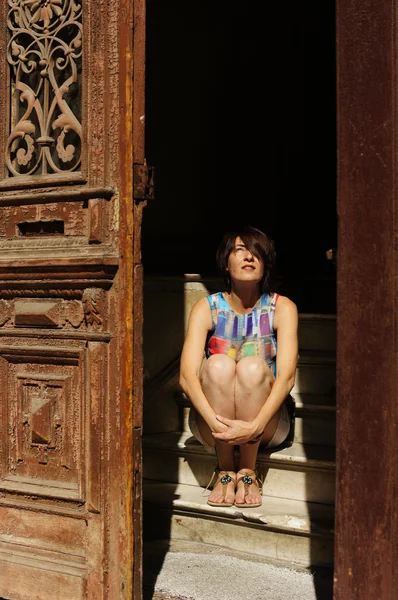 Woman and old door — Stock Photo, Image