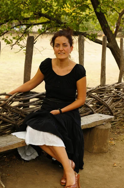 Mujer en un jardín — Foto de Stock