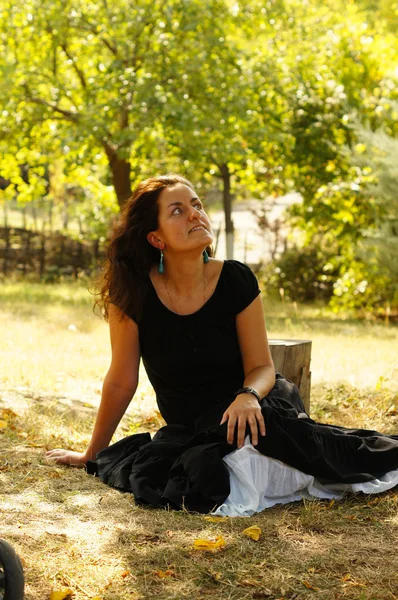 Donna in un giardino autunnale — Foto Stock