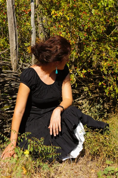 Mujer en un jardín de otoño —  Fotos de Stock