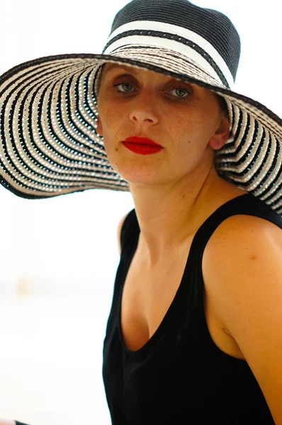Portret van een vrouw in een stro hoed — Stockfoto