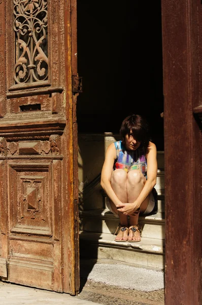 Woman and old door — Stock Photo, Image