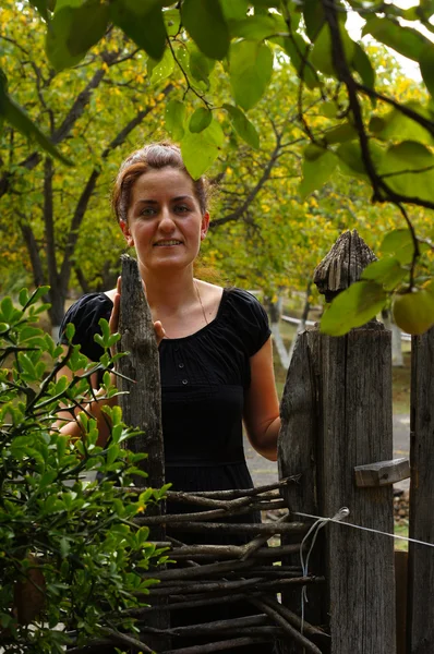 Mujer en un jardín — Foto de Stock