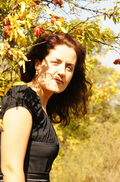 Mujer en un jardín de otoño — Foto de Stock