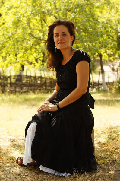 Mujer en un jardín — Foto de Stock