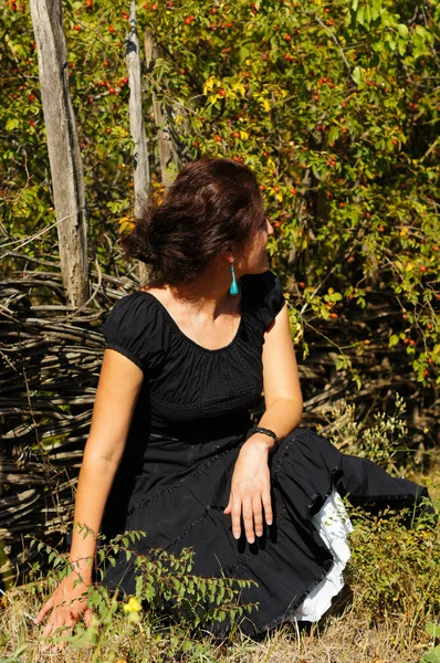 Mujer en un jardín de otoño — Foto de Stock