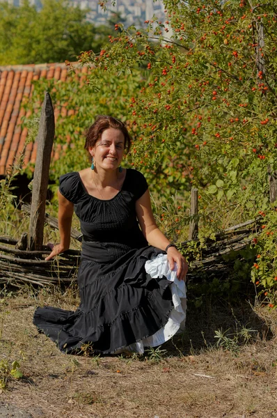 Donna in un giardino autunnale — Foto Stock