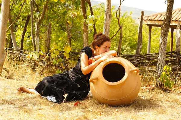 Femme dans un jardin d'automne — Photo