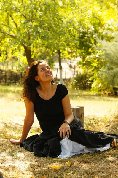 Mujer en un jardín de otoño — Foto de Stock