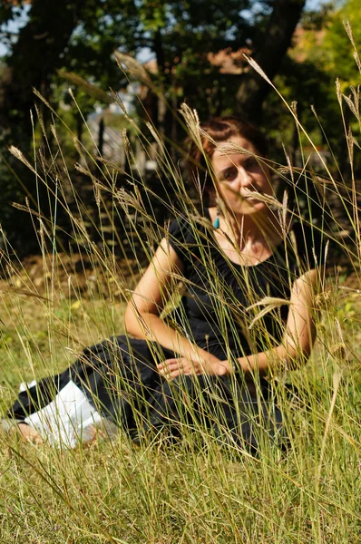 Mujer en un jardín de otoño — Foto de Stock