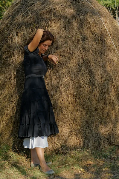 Frau auf einem Feld — Stockfoto