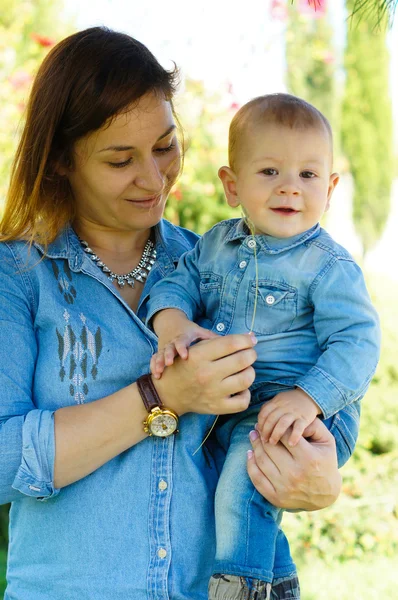 Baby boy and his mother — Stock Photo, Image